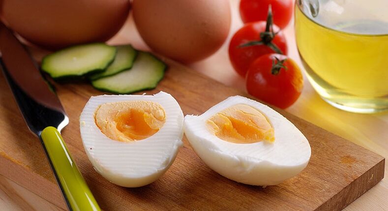 сваренные вкрутую яйца и овощи для похудения